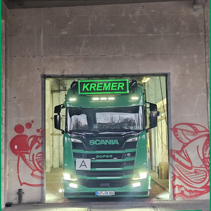 📏 Millimeterarbeit für Heiko. 🚛
Dank Vollluftfederung und gerade mal 2 cm Luft über dem Fahrerhaus konnten wir auch... 📏 Millimeterarbeit für Heiko. 🚛
Dank Vollluftfederung und gerade mal 2 cm Luft über dem Fahrerhaus konnten wir auch...