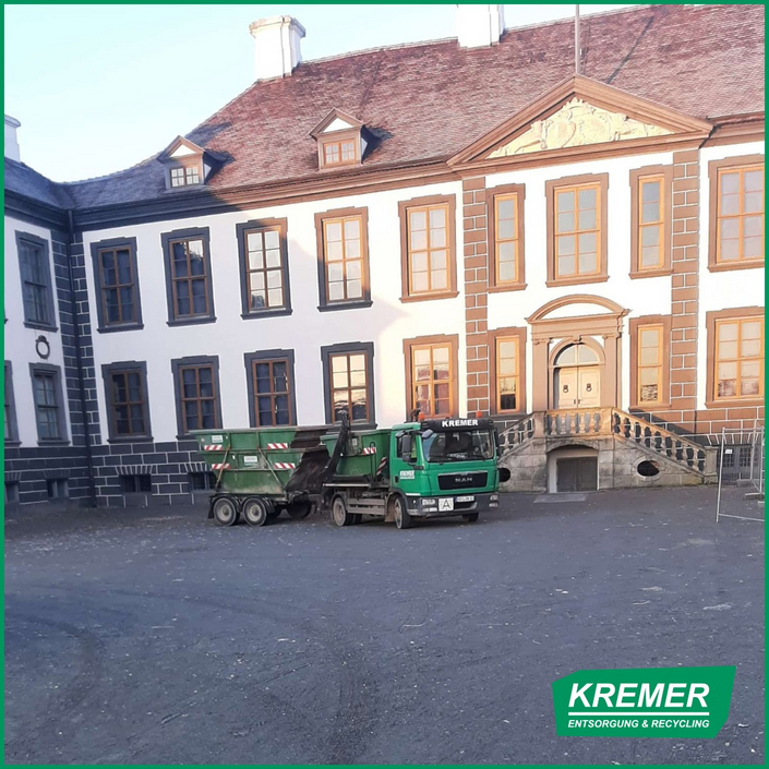 🚛🏰 Historischer Ort, moderner Auftrag.🚛🏰
Unser LKW vor Schloss Oranienbaum – früher Kutsche, heute Kremer. 😎♻️
#kremer... 🚛🏰 Historischer Ort, moderner Auftrag.🚛🏰
Unser LKW vor Schloss Oranienbaum – früher Kutsche, heute Kremer. 😎♻️
#kremer...