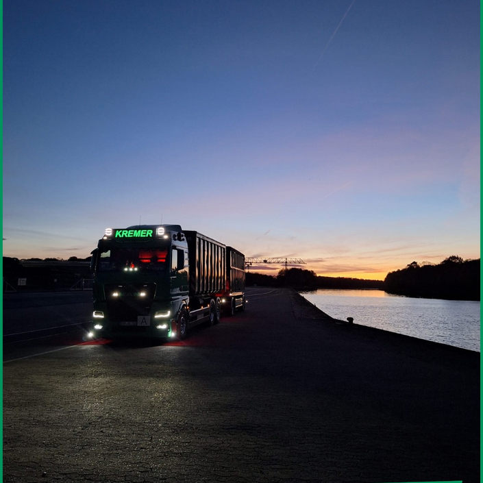 🚛🌄 Zwischen Auftrag und Aussicht. 🌄🚛
Unser Kollege war wieder einmal mit dem schönsten Blick unterwegs.... 🚛🌄 Zwischen Auftrag und Aussicht. 🌄🚛
Unser Kollege war wieder einmal mit dem schönsten Blick unterwegs....